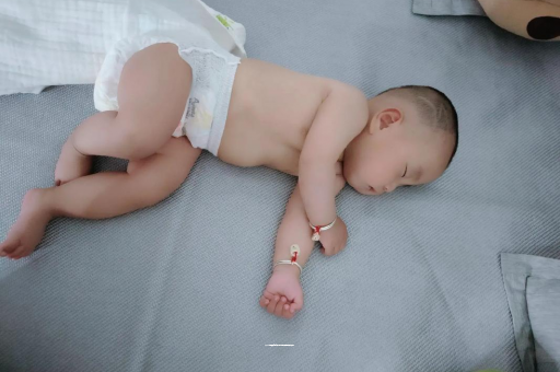 海北三个月宝宝抬头不稳